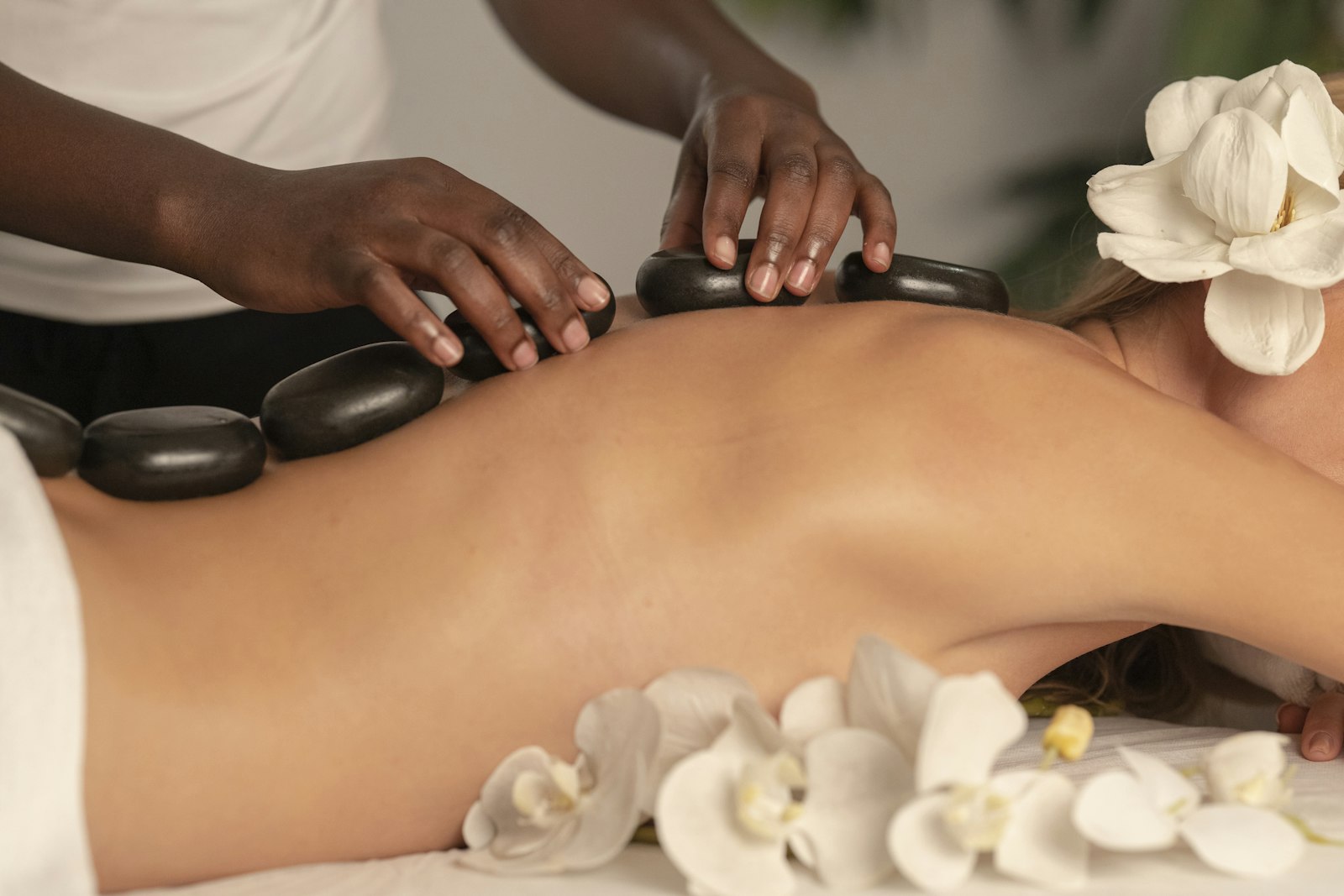 Hot stone massage: deep relaxation at home